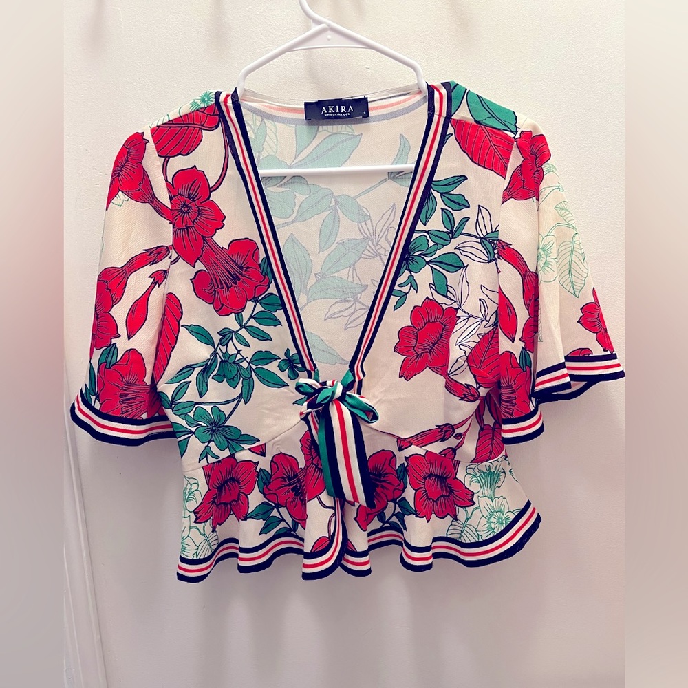 Akira small top